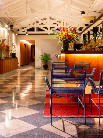 Espaço para confraternização de bar com iluminação impecável.